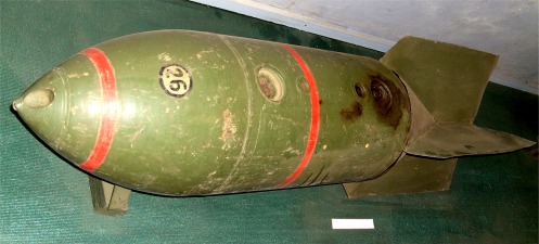 Τα Γερμανικά βομβαρδιστικά καθέτου εφορμήσεως (STUKA) έφεραν δύο τέτοιες βόμβες. Λόγω της αντοχής που επέδειξαν οι ελληνικές οχυρώσεις τις αντικατέστησαν με βόμβες των 500 κιλών. Πηγή: wikipedia 